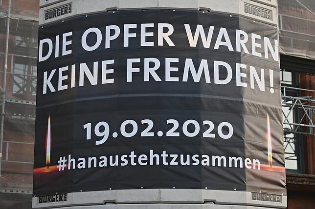 An einem Baukran am Marktplatz wurde ein Banner mit der Aufschrift „Die Opfer waren keine Fremden. 19.02.2020. ...