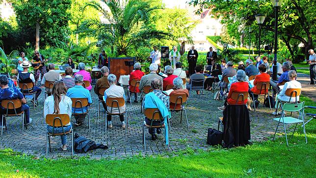 Rund 70 Personen sind der Einladung der vier Stockacher Kirchen gefolgt. Hinten v.l.: Kay Schubert, Michael Lienhart, Rainer ...