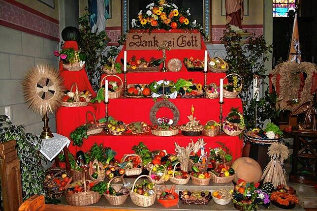 Auch das ist ein Werk von Helga Kramer: Auch für den Erntedankgottesdienst &ndash; hier ein Archivbild &ndash; übernahm sie das ...