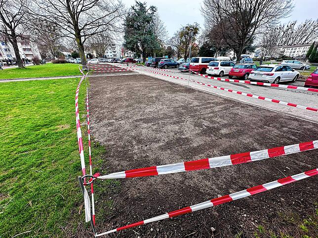Bald wieder Wiese: Auf der abgesperrten Fläche am Hinteren Hafen parkten bis vor Kurzem Autos.