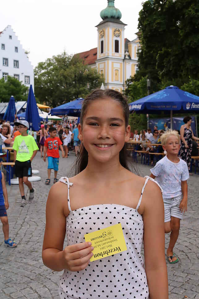 Die Amalie 2019 in Zivil: Fröhlich ist Laura-Marie dran, sich ihren Gutschein umzusetzen.