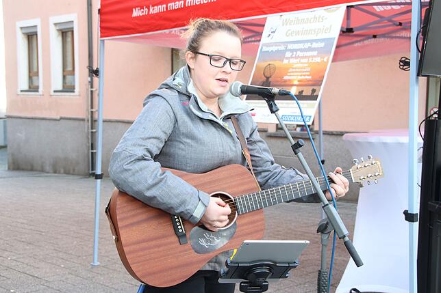 Eine starke Stimme: Christina Vogt hat die Ziehung musikalisch umrahmt.