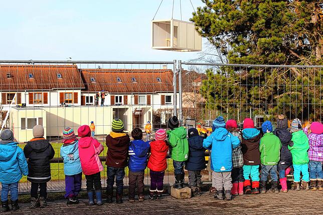 Kommt ein Kindergarten geflogen: Schon einmal musste sich die Stadt Überlingen mit der Aufstellung von Containern behelfen, wie hier am ...