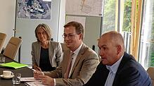 Meßstetten freut sich über den Kauf des Kasernengeländes, ein historischer Moment. Von links Heike Bartenbach, Geschäftsführerin des ...