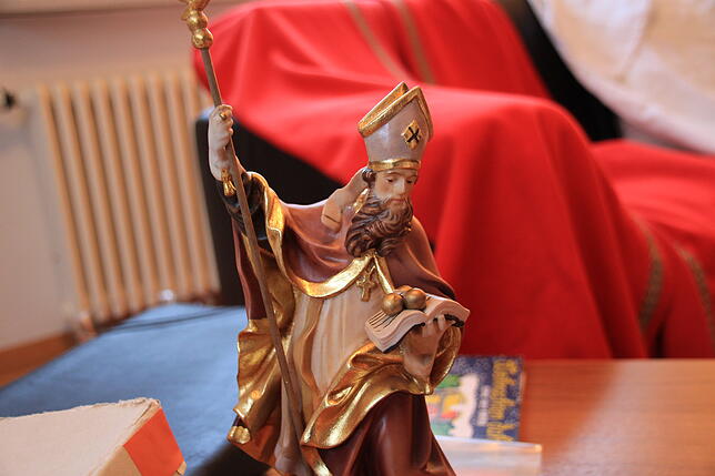 In Berthold Erich Schwarz&lsquo; Wohnung steht auch eine Statue des heiligen St.&nbsp;Nikolaus von Myra, auf den der Brauch am ...