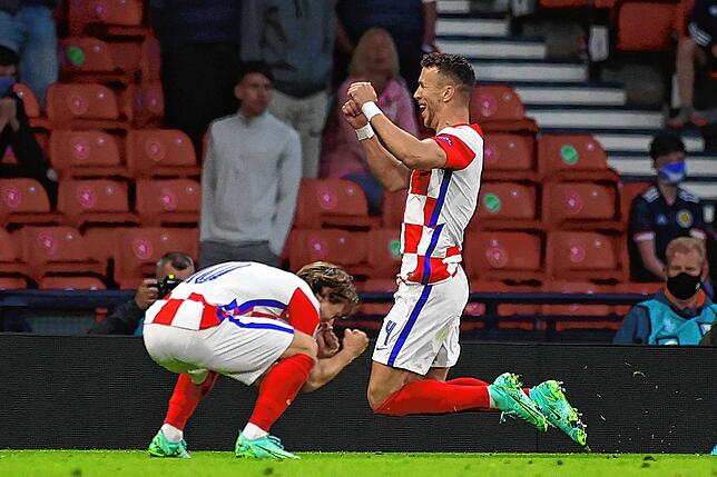 EM, Kroatien &ndash; Schottland, Vorrunde, Gruppe D, 3. Spieltag im Hampden Park Stadion. Kroatiens Ivan Perisic (r) feiert mit Luka ...