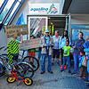 Mit Plakaten und Statements demonstrieren am Sonntagabend rund 70 Personen gegen die endgültige Schließung des Aqualino in Unterkirnach.