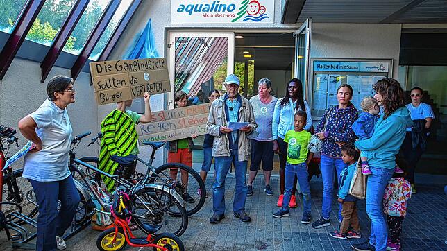 Mit Plakaten und Statements demonstrieren am Sonntagabend rund 70 Personen gegen die endgültige Schließung des Aqualino in Unterkirnach.