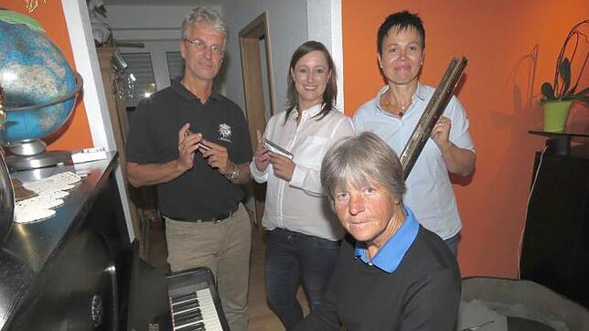 Brigitte Burgbacher (vorne am Klavier), Gerhard Müller (von links) und Kathrin Gass, alle aus Trossingen sowie die Brigachtalerin Birgit ...
