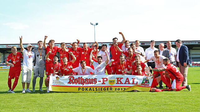 So sehen Sieger aus: Die Mannschaft des 1. FC Rielasingen-Arlen feiert in Villingen den Gewinn des südbadischen Pokals nach dem ...