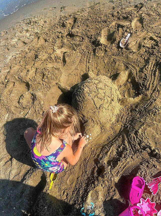 Es zeigt meine Enkelin Hanna, 6 Jahre mit einer Sandschildkröte. Hier verziert sie sie mit Muscheln, entstanden im Sommerurlaub am ...