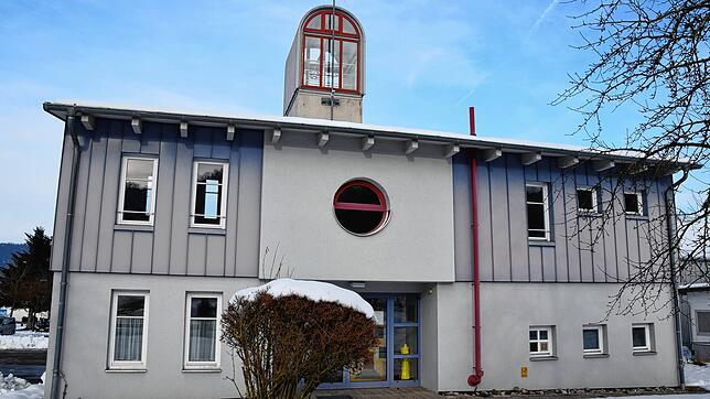 Das Feuerwehrhaus in Bodman von der Kaiserpfalzstraße aus. Der Anbau soll rechts entstehen.
