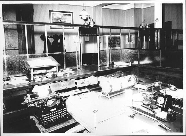 Schreibmaschine, Telefon: Büro in der Schalterhalle der Baseler Wever-Bank.