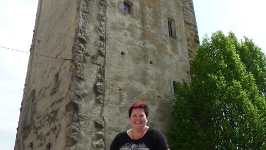 Christine Beck, zweite Vorsitzende des Markdorfer Narrenvereins "Turmhexen", hier vor dem Hexenturm, freut sich auf die Präsentation von ...