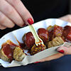 Wenn der Hunger kommt, schnell eine Currywurst: Nach einer Studie isst ein Drittel der Bürger nicht zu festen Zeiten, sondern wenn sie ...