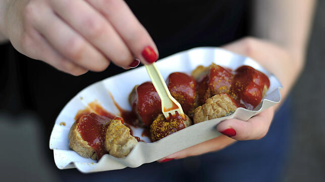 Wenn der Hunger kommt, schnell eine Currywurst: Nach einer Studie isst ein Drittel der Bürger nicht zu festen Zeiten, sondern wenn sie ...