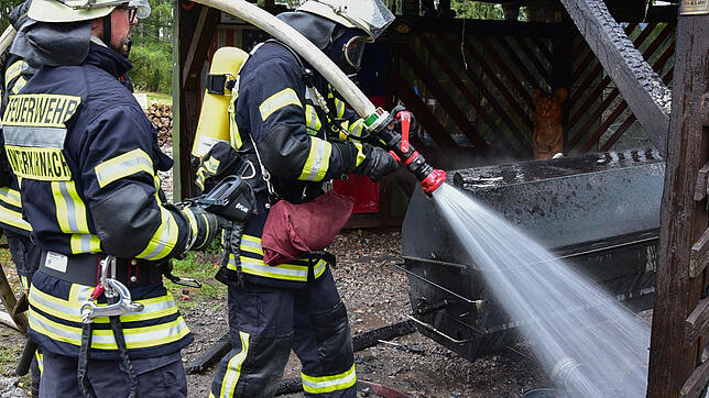 Die Feuerwehr löscht den in Brand geratenen Smoker und die Pergola ab.