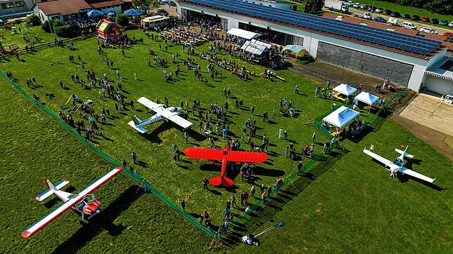 Das Schwenninger Flugplatzfest von oben: Bei Rundflügen können die Besucher die Perspektive wechseln.