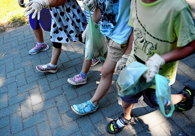 Plogging ist ein neuer Sporttrend aus Skandinavien, beim Joggen wird mit einem kleinen Müllsack und einem Paar Handschuhe Müll ...