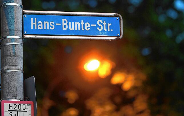 Das Straßenschild &bdquo;Hans-Bunte-Strasse&ldquo; hängt an einen Laternenmasten. Mitte Oktober 2018 war dort eine 18-Jährige nachts in ...