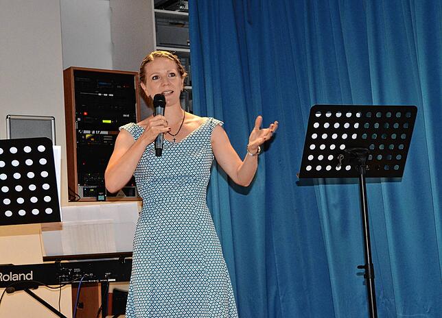 Schulleiterin Veronika Elflein lobt ihre Schüler für deren Leistungen.