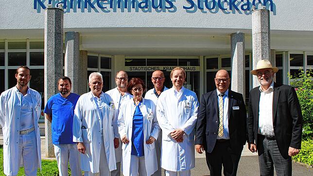 Das Ärzteteam, der Bürgermeister und der Krankenhaus-Geschäftsführer freuen sich über die erteilte Weiterbildungsbefugnis (von links): ...
