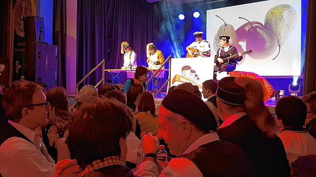 Ein bunter Abend der Schnuferzunft vor Corona: Die Pfohrener Akteure sind es normalerweise gewohnt, vor ausverkauften Hallen zu spielen.