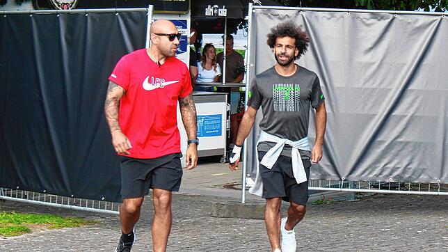 Ein Sicherheitsmann begleitet Topspieler Mohamed Salah Richtung Hafen.