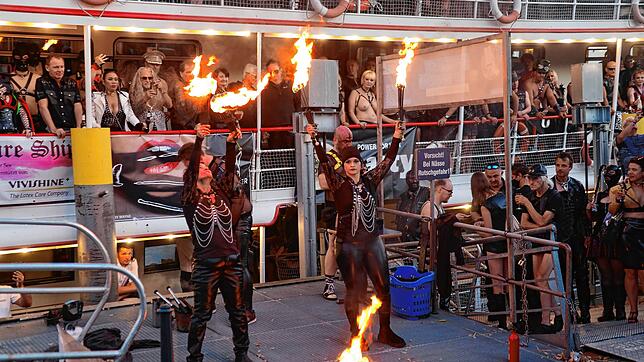 Bild : Willkommen an Bord! Diese Passagiere sind beim Torture Ship dabei