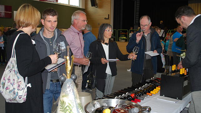 Große Auswahl: Weine probieren und vergleichen war an der Erzinger Weinmesse angesagt.