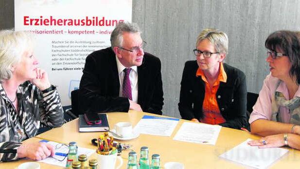 Maria Lütkebohmert-Schilling und Rainer Wittmann, beide von den Königsfelder Zinzendorfschulen, sowie Barbara Hendricks-Kaiser und ...