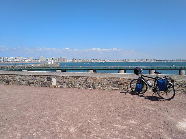 Wow, am Ziel: Les Sables d‘Olonne. Von hier aus starten die Einhand-Weltumsegler zur Vendée Globe alle vier Jahre. Nächster Start ...