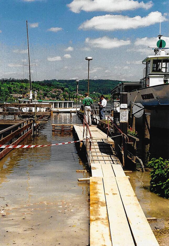 Am Hafen in Bodman waren Behelfsstege notwendig, damit die Schiffe erreicht werden konnten.