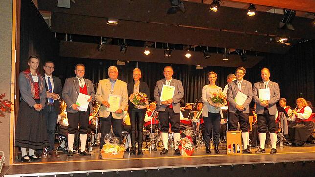 Viele Ehrungen stehen beim Konzert des Musikvereins Kirchen-Hausen an. Unser Bild zeigt von links Jeanette Marquardt, Martin Numberger, ...