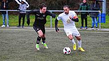 Nedzad Plavci, hier rechts im Testspiel gegen den SC Konstanz-Wollmatingen, hat seinen Vertrag bei Südstern Singen vorzeitig verlängert. ...