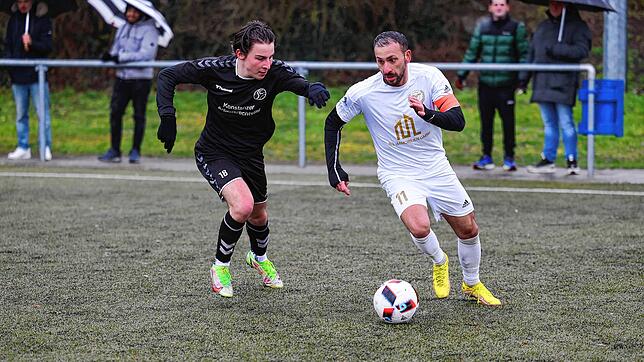 Nedzad Plavci, hier rechts im Testspiel gegen den SC Konstanz-Wollmatingen, hat seinen Vertrag bei Südstern Singen vorzeitig verlängert. ...