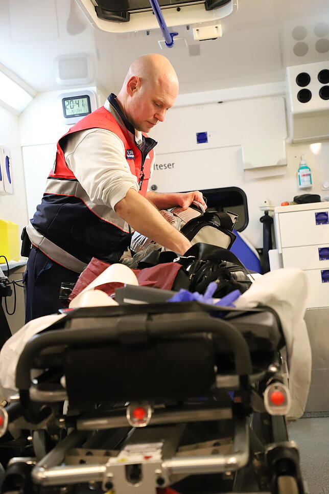 Ein Mitglied der Malteser im Einsatz im Rettungswagen.