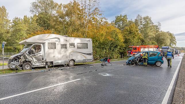 Ein Auto und ein Wohnmobil sind am Freitagmorgen auf der B 31 zwischen Immenstaad und Fischbach zusammengestoßen.