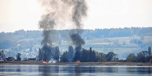 Blick von Allensbach: Auch vom anderen Ufer des Gnadensees war das Feuer auf der Reichenau deutlich zu erkennen.