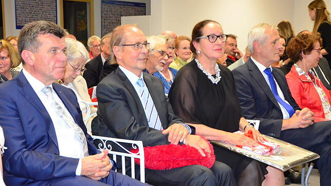 Susanne Eich-Zimmermann (Mitte) sitzt bei ihrer Verabschiedung von der Steißlinger Schule mit ihrem Mann Hans Zimmermann auf einer Bank. ...