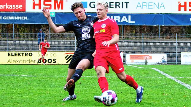 Der SC Pfullendorf (Heiko Behr, rechts) hat sich gegen den Tabellendritten FC Auggen (Jonathan Ehret) ein 0:0 erkämpft.