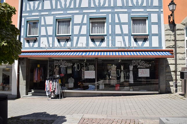 Das Geschäft Diva Fashion neben der Adler Post schließt zum Jahresende. Die Räume sind im Internet inseriert und es gab bereits ...
