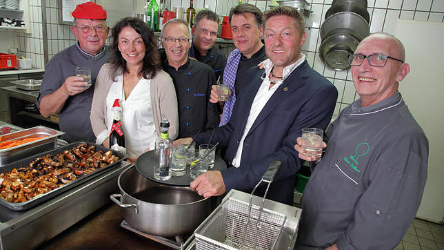 Gruppenfoto in der Küche des Grünen Baum in Moos: (Von links) Chefkoch und Kochcoach Hubert Neidhart, Beate Vollmayer, Roland Wallisch, ...