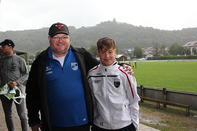 Sportlich verfeindet: VFB&lsquo;ler Bernhard Klingmann und sein Sohn Anton, der für den FC Tiengen kickt, hatten die Fronten bereits im ...