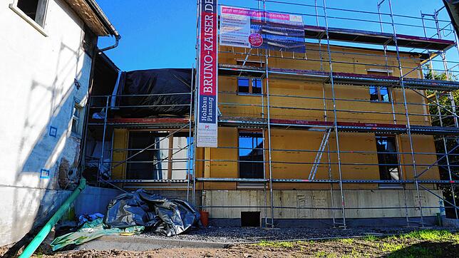 Im Bau ist derzeit der Anbau an das bestehende denkmalgeschützte Anwesen, der zusammen das soziale Zentrum bilden wird.