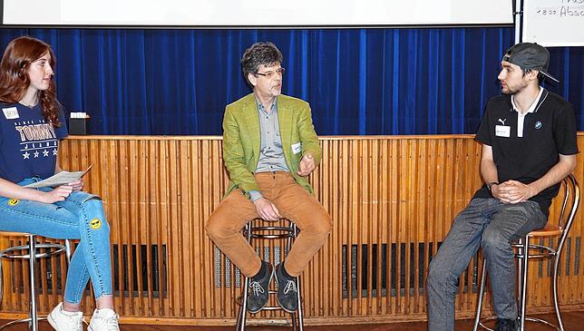 Bürgermeister Georg Riedmann wurde auf dem &bdquo;Heißen Stuhl&ldquo; von Verena Maurer und Aaron Okon Persönliches und Allgemeines gefragt.