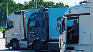 Lastwagen – hier ein Symbolbild – und ihre Beladung wurden am Mittwoch von der Polizei auf Überladung kontrolliert.