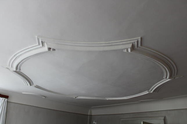 Die stuckverzierte Decke im Barockzimmer des Gallmannsweiler Pfarrhauses.