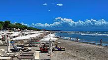 Der Strand von Grado in Norditalien.