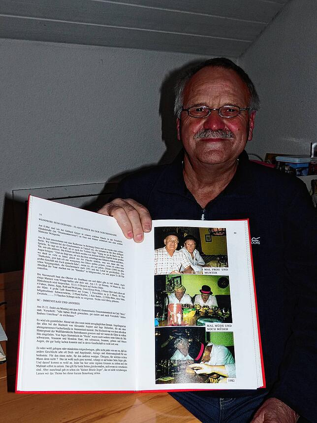 Manfred Ill hatte extra einen Buchbindekurs belegt, um die von ihm verfasste Chronik der Vermesser, die Rainer Stefflin in den Händen ...